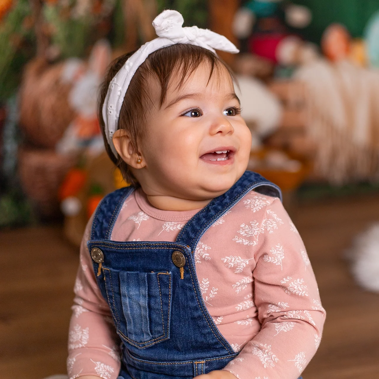 Húsvéti fotózás Pakson, mosolygó kislány